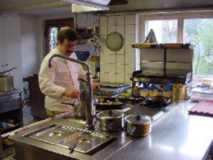 (1).jpg - Pius Huwiler beim kochen