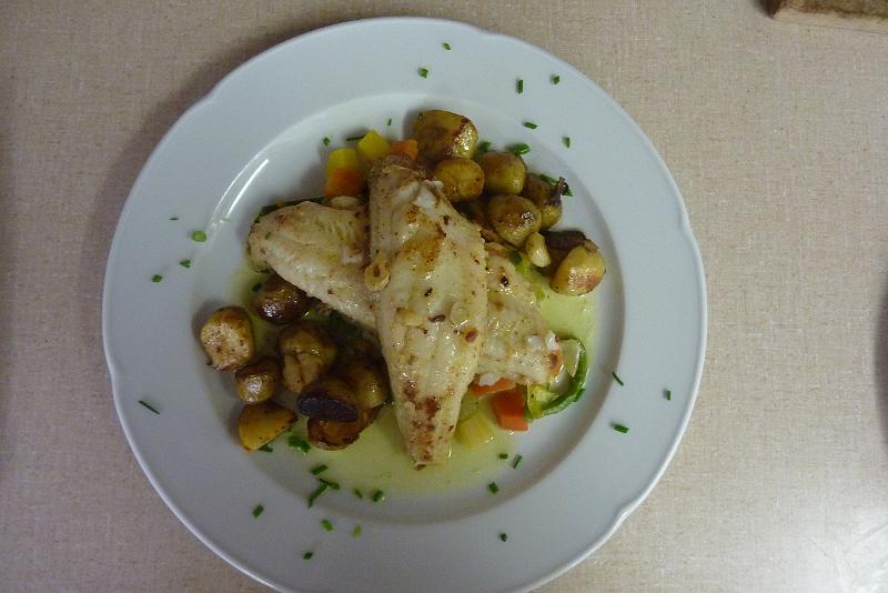Fisch auf Gemüsebeet.JPG - Karfreitags- FischmenuZanderfilet auf Gemüsebeet mit Kartoffeln