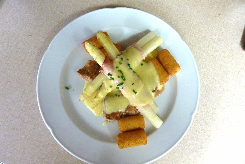 P1040593.JPG - In Rohschinken gehüllte Spargeln mit Sauce Hollandaiseund Kroketten