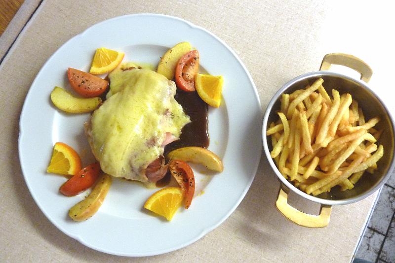 P1040594.JPG - Eulachtalersteak. Hier mit Pommes-frites