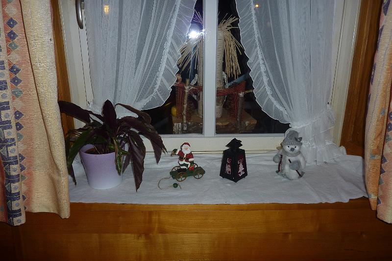 Weihnachtsdeko 2011 (2).JPG - Fensterdeko im Säli 2011